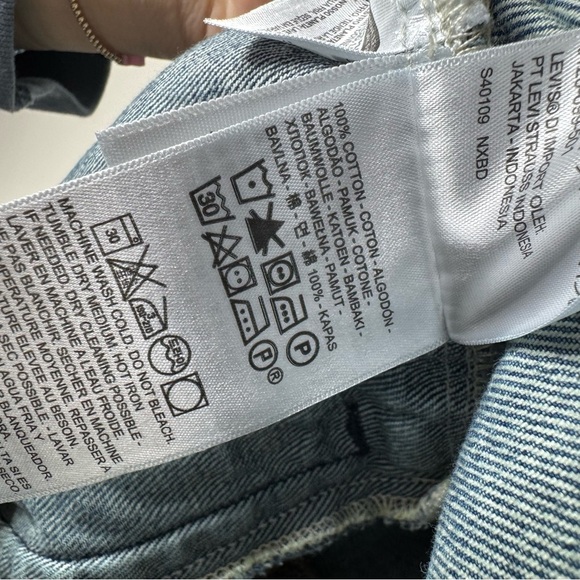 Levi’s Distressed Peace Sign Embroidered Oversized Denim Jean Trucker Jacket - Picture 8 of 11